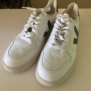 Veja V-12 Low top sneakers. Euro size 40. Size 9